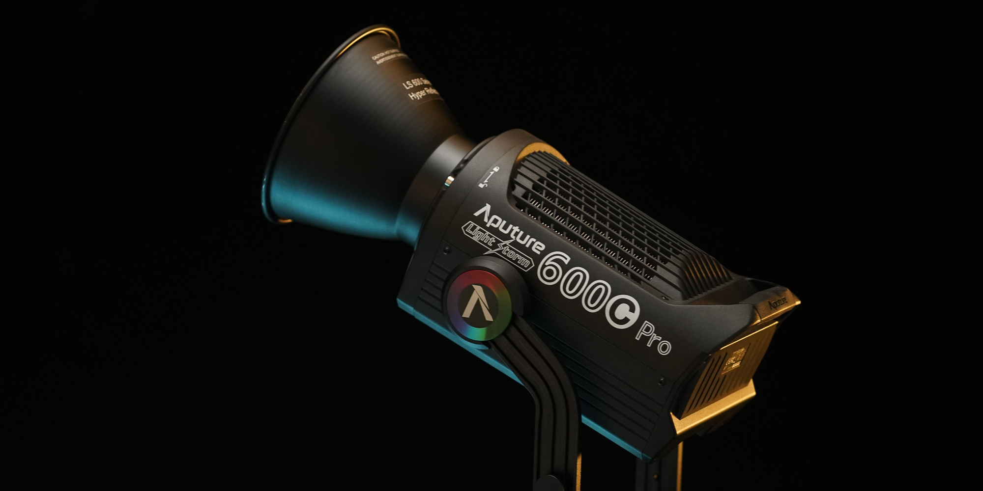 Aputure Light Storm LS 600c Pro LED Lamp - V-mount - Excellent colour rendering