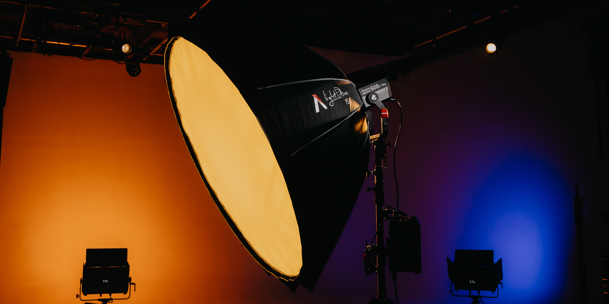 Aputure Light Storm LS 600x Pro LED Lamp - V-mount - Changeable weather is not afraid of it!