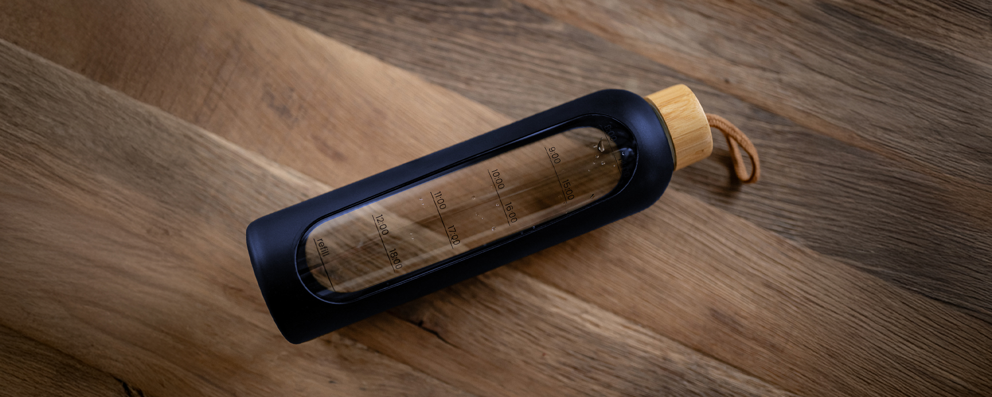 Butelka szklana KiCA Hydro Glass 1000 ml - granatowa na podłodze