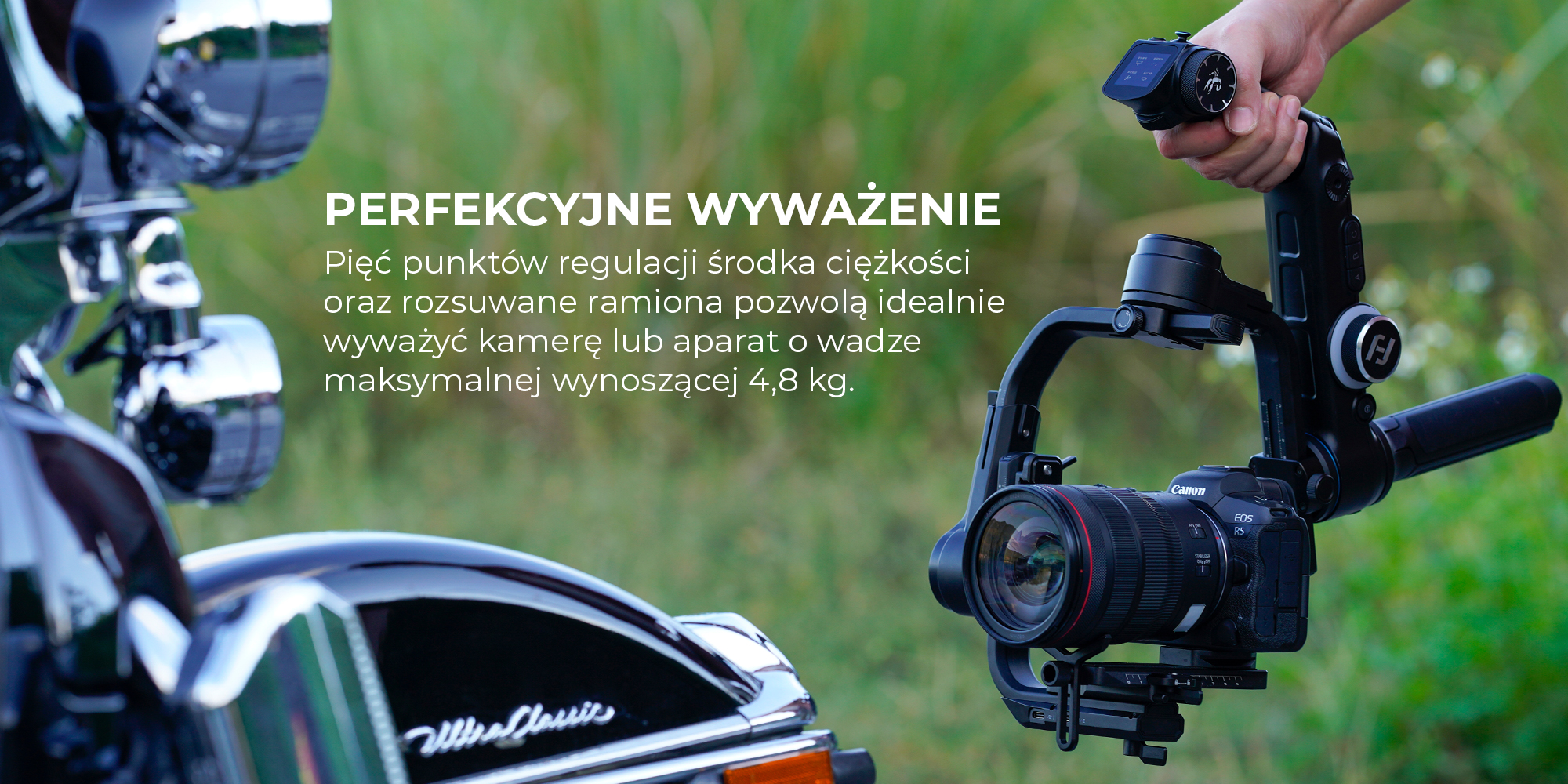 Operator filmuje motocykl za pomocą gimbala ręcznego FeiyuTech F4 Scorp Pro do aparatów VDSLR i kamer.