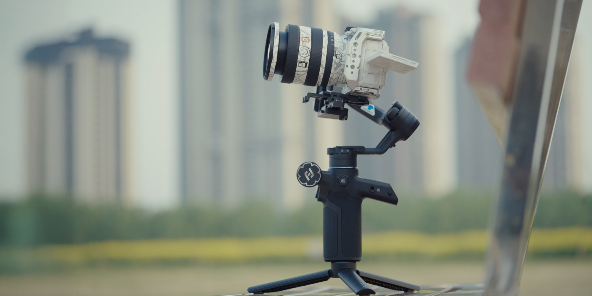 Gimbal ręczny FeiyuTech Scorp mini 3 Pro połączony z aparatem w białej obudowie