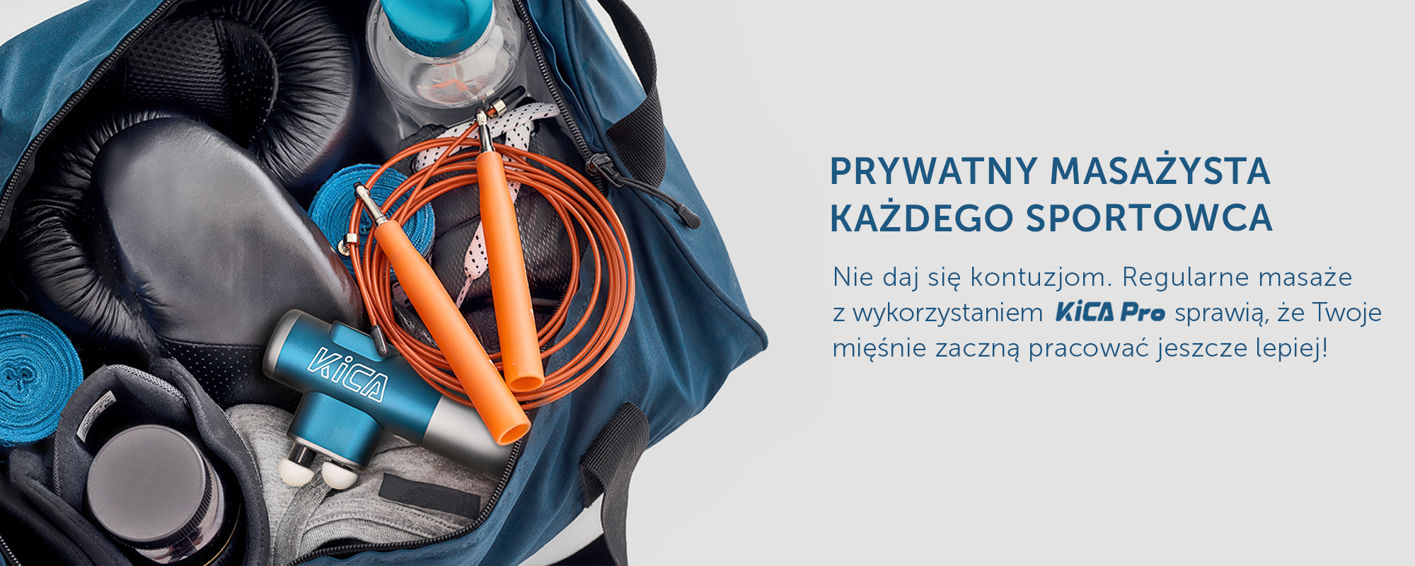 Masażer KiCA w torbie sportowej obok skakanki i rękawic bokserskich