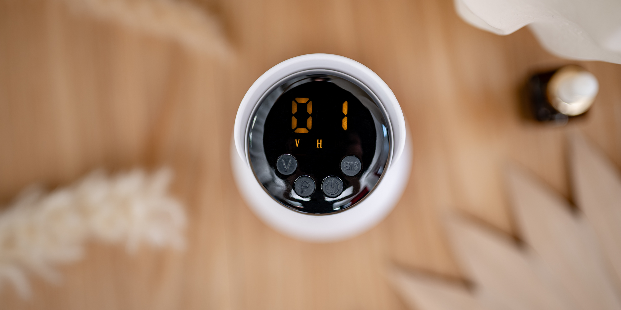 width=100% Masażer antycellulitowy z funkcją bańki chińskiej Humanas DermaSmooth Revive EMS - biały