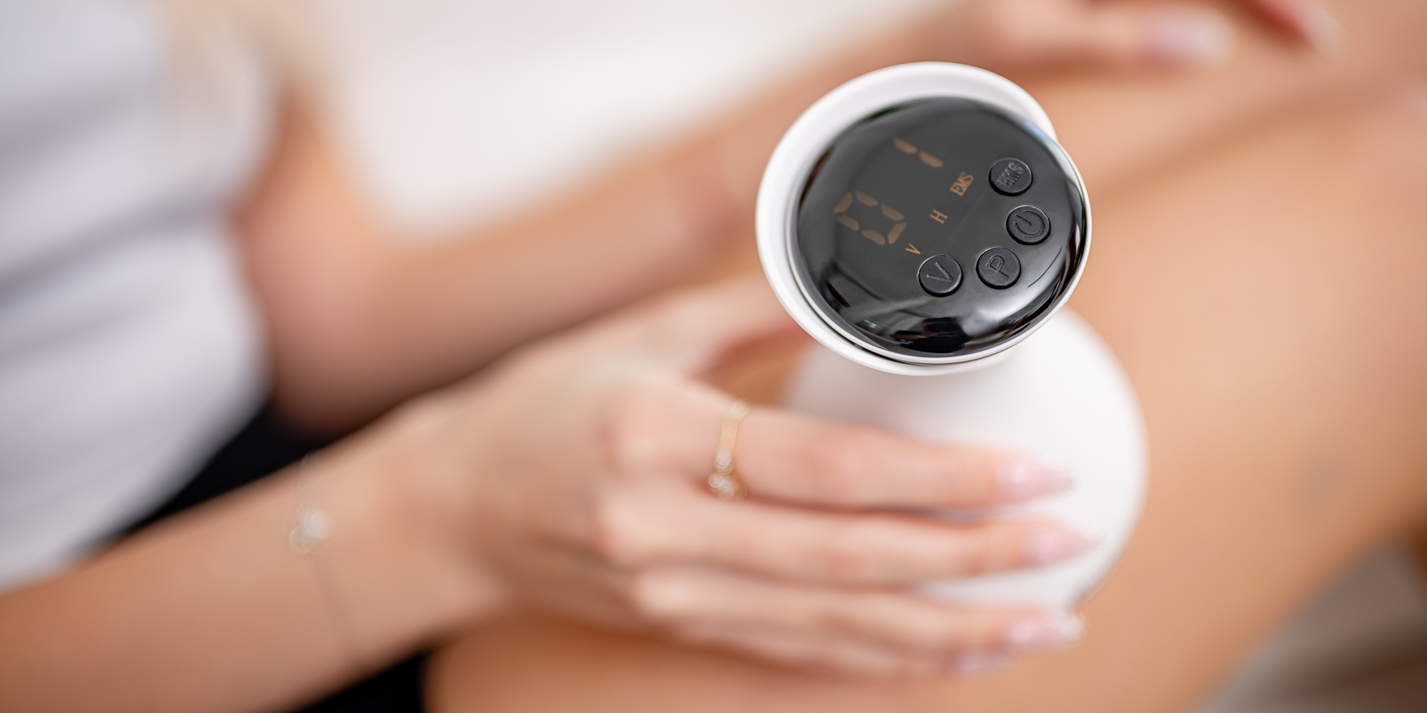 width=100% Masażer antycellulitowy z funkcją bańki chińskiej Humanas DermaSmooth Revive EMS - biały