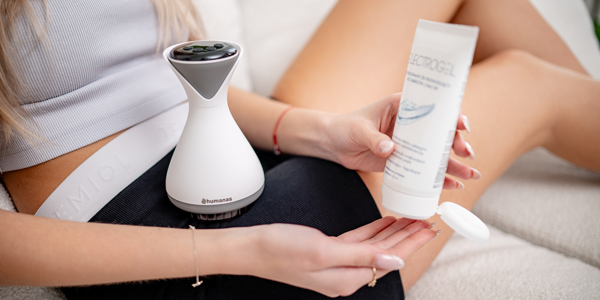 width=100% Masażer antycellulitowy z funkcją bańki chińskiej Humanas DermaSmooth Revive EMS - biały