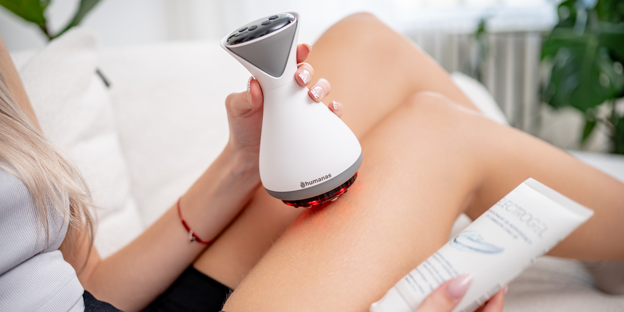 width=100% Masażer antycellulitowy z funkcją bańki chińskiej Humanas DermaSmooth Revive EMS - biały