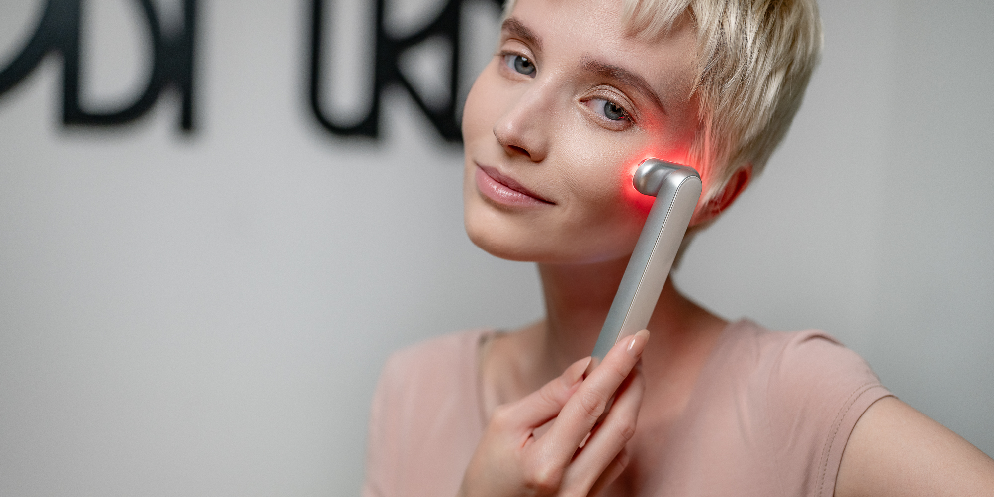 Kobieta podczas terapii światłem IR