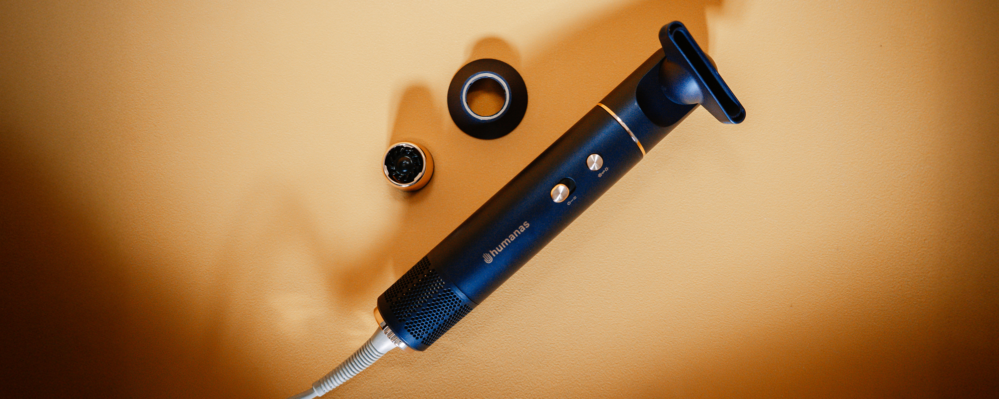 Suszarka do włosów z funkcją jonizowania Humanas AirTouch HD-AT05 obok wymiennych końcówek