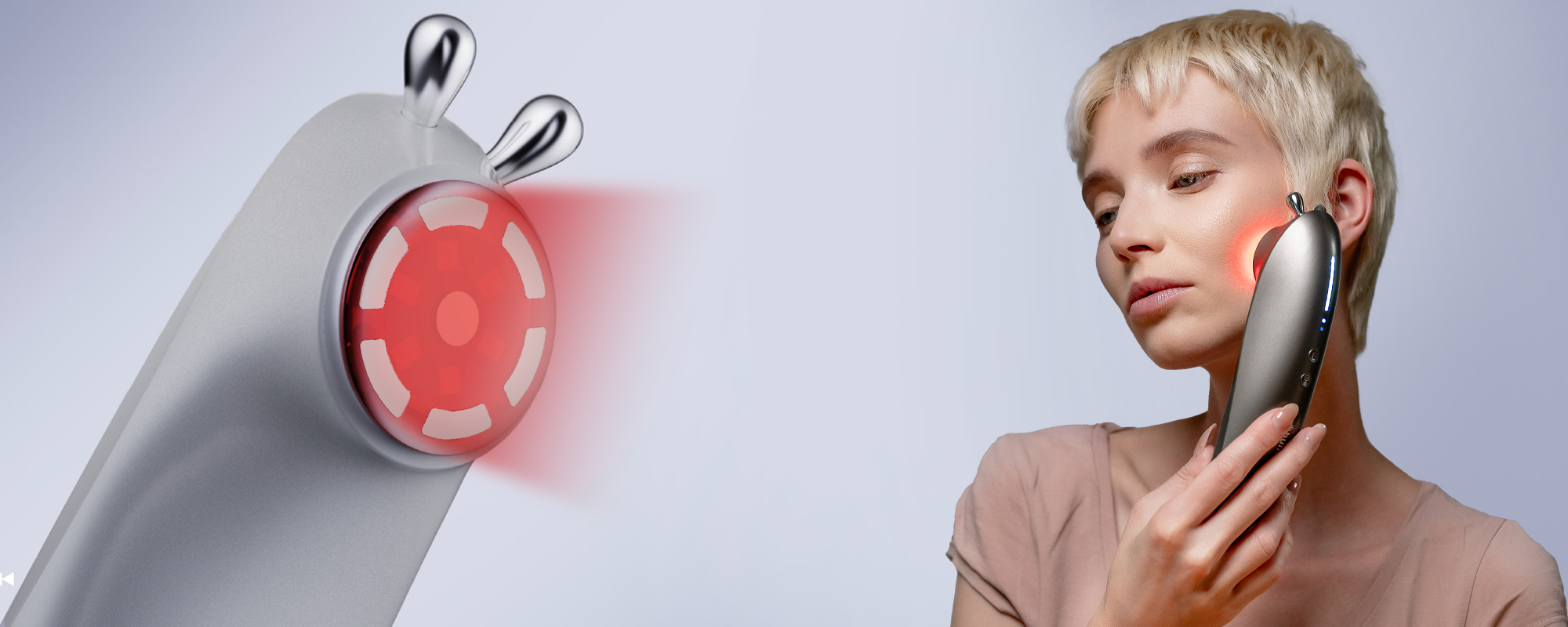 Kobieta korzystająca z masażera do twarzy Humanas Serenum