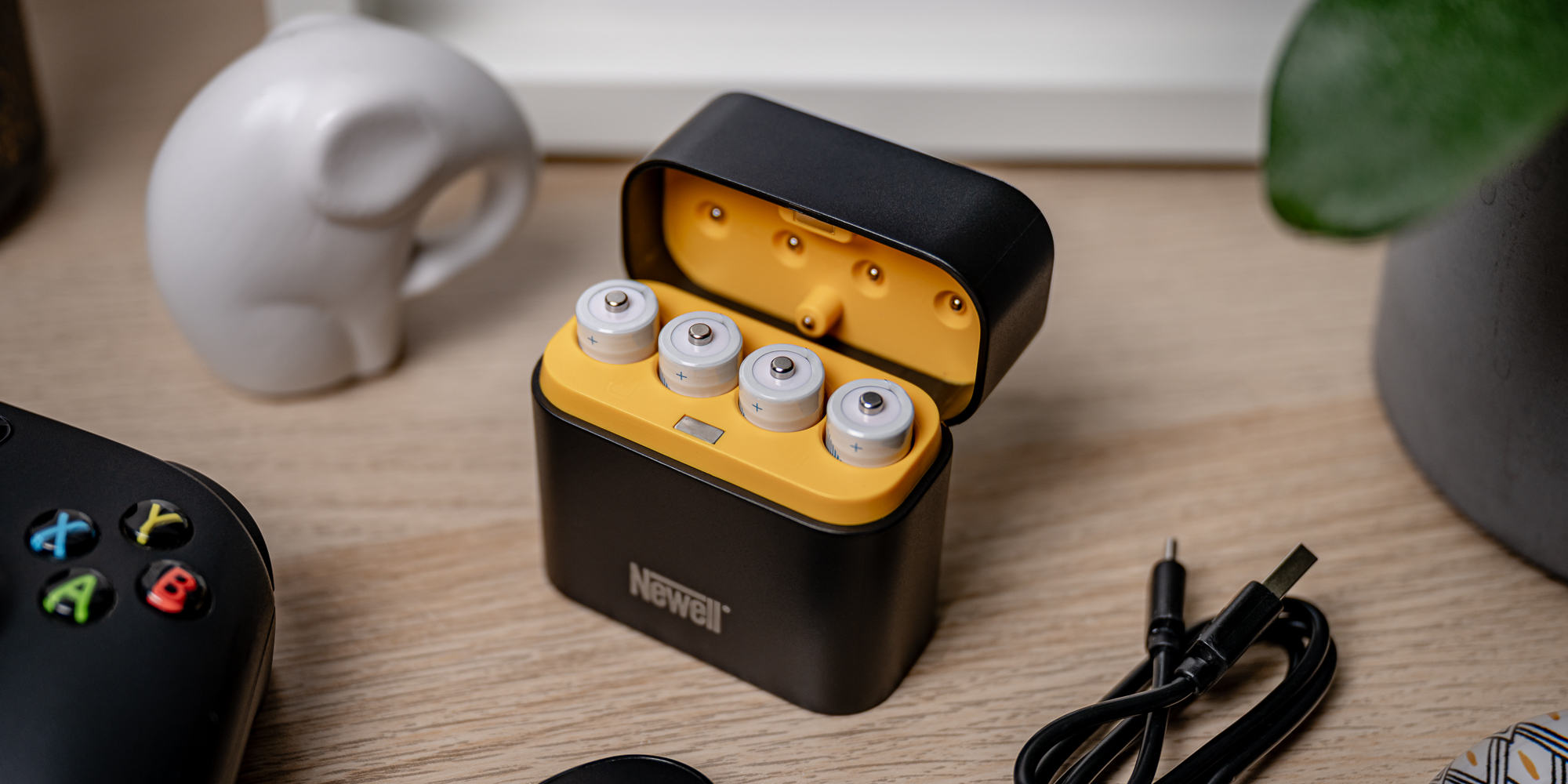 Ładowarka 4-kanałowa Newell do akumulatorów Li-ion + 4 akumulatory Li-ion AA 2200 mAh