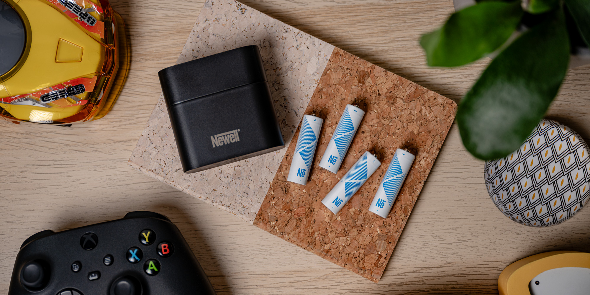 Ładowarka 4-kanałowa Newell do akumulatorów Li-ion + 4 akumulatory Li-ion AA 2200 mAh