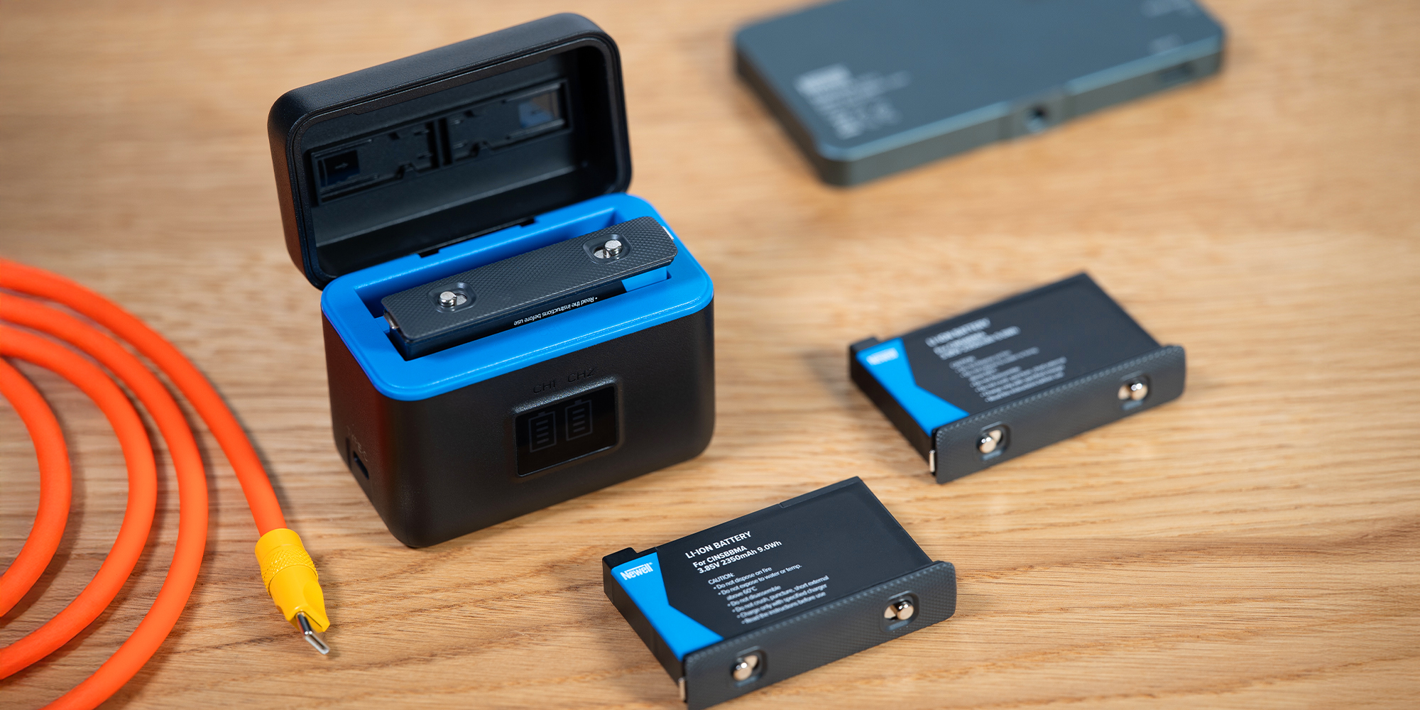 Ładowarka dwukanałowa Newell STD-USB do akumulatorów CINSBBMA do Insta360 X4