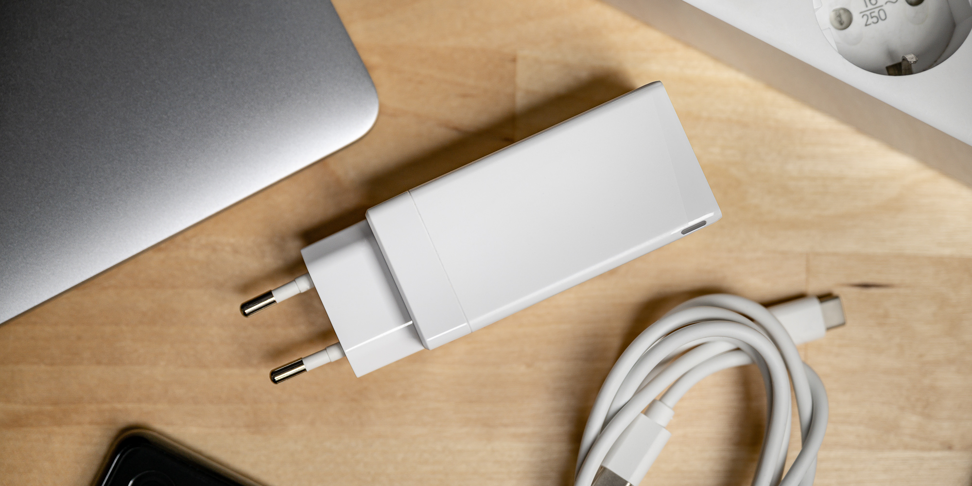 Ładowarka sieciowa Newell GaN Tech Quick 2x USB-C + USB 65W