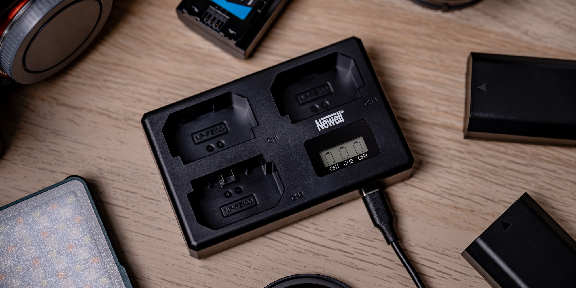 Ładowarka trójkanałowa Newell TT-USB-C do akumulatorów NP-FZ100 do Sony