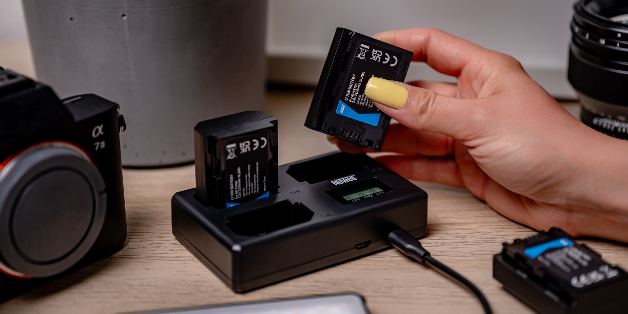 Ładowarka trójkanałowa Newell TT-USB-C do akumulatorów NP-FZ100 do Sony