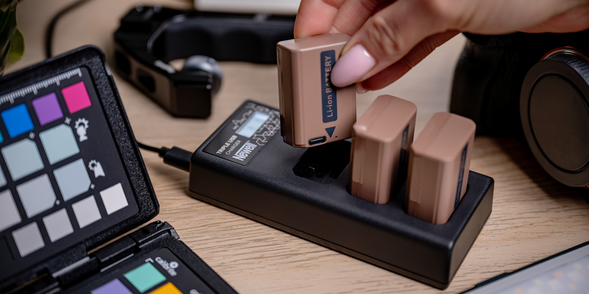 Ładowarka trzykanałowa Newell CD-USB-C do akumulatorów LP-E6 do Canon
