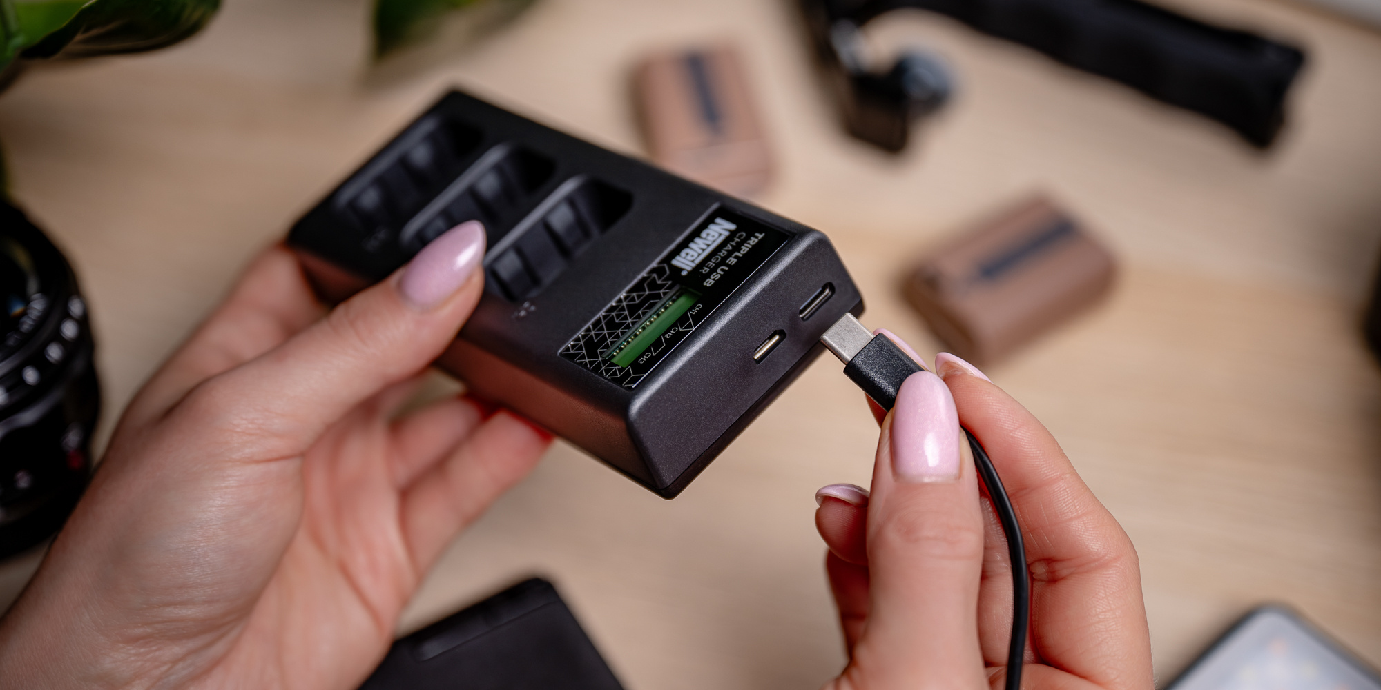Ładowarka trzykanałowa Newell CD-USB-C do akumulatorów LP-E6 do Canon