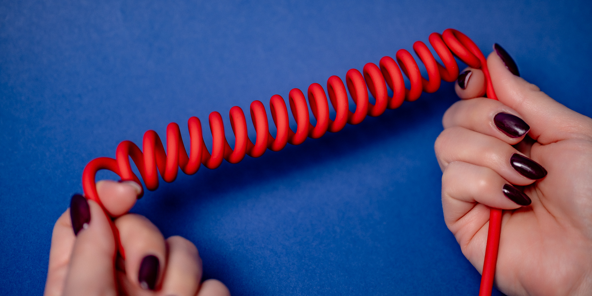 Kabel Newell USB-C - USB-C 100 W, 1,5 m, silikonowy, spiralny, czerwono-granatowy