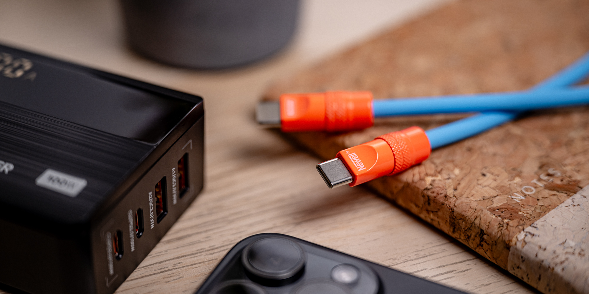 Kabel Newell USB-C - USB-C 100 W, 1,5 m, silikonowy, spiralny, niebiesko-pomarańczowy