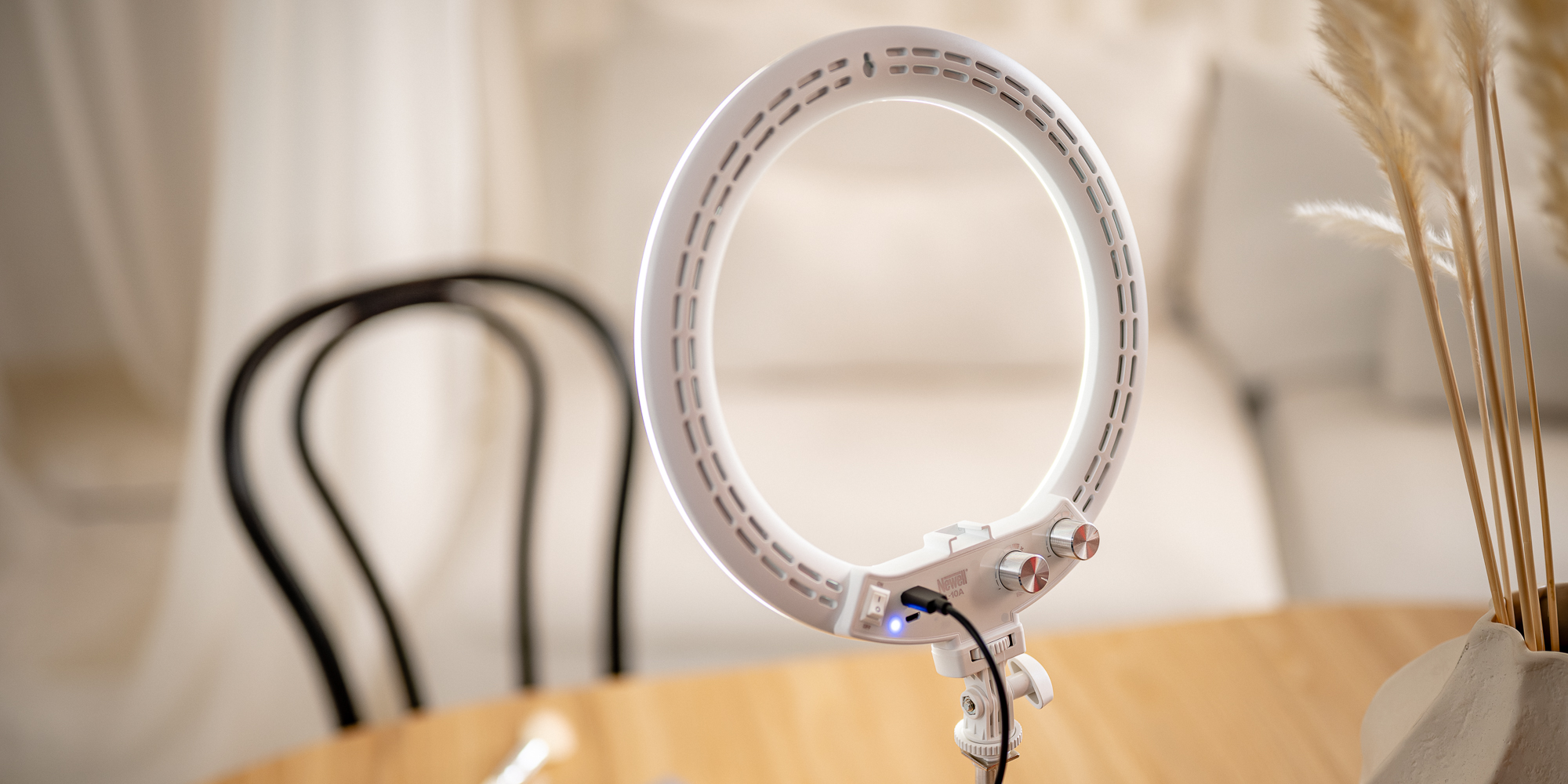 Lampa pierścieniowa LED Newell RL-10A Arctic White + statyw