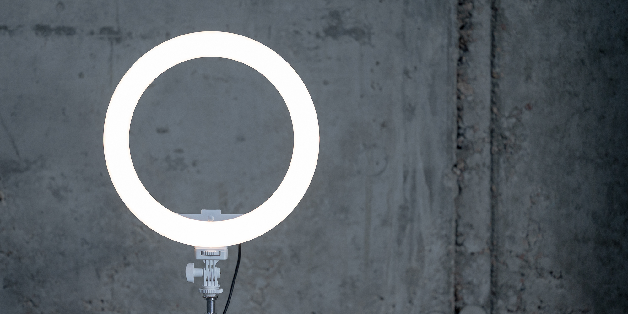 Lampa pierścieniowa LED Newell RL-10A Arctic White + statyw