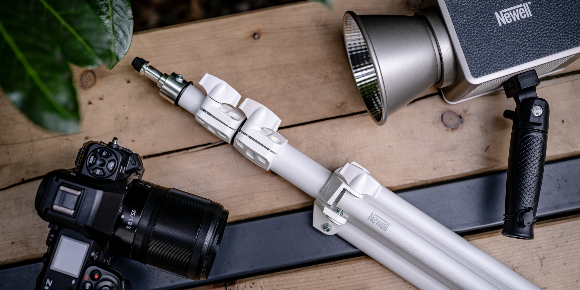 Newell Taranis lighting stand - white