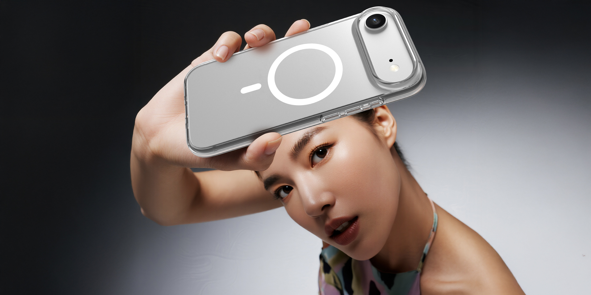 width=100% Etui Roobix Clarion MagSafe do iPhone 17 Air - przezroczyste założone na smartfon, który trzyma kobieta