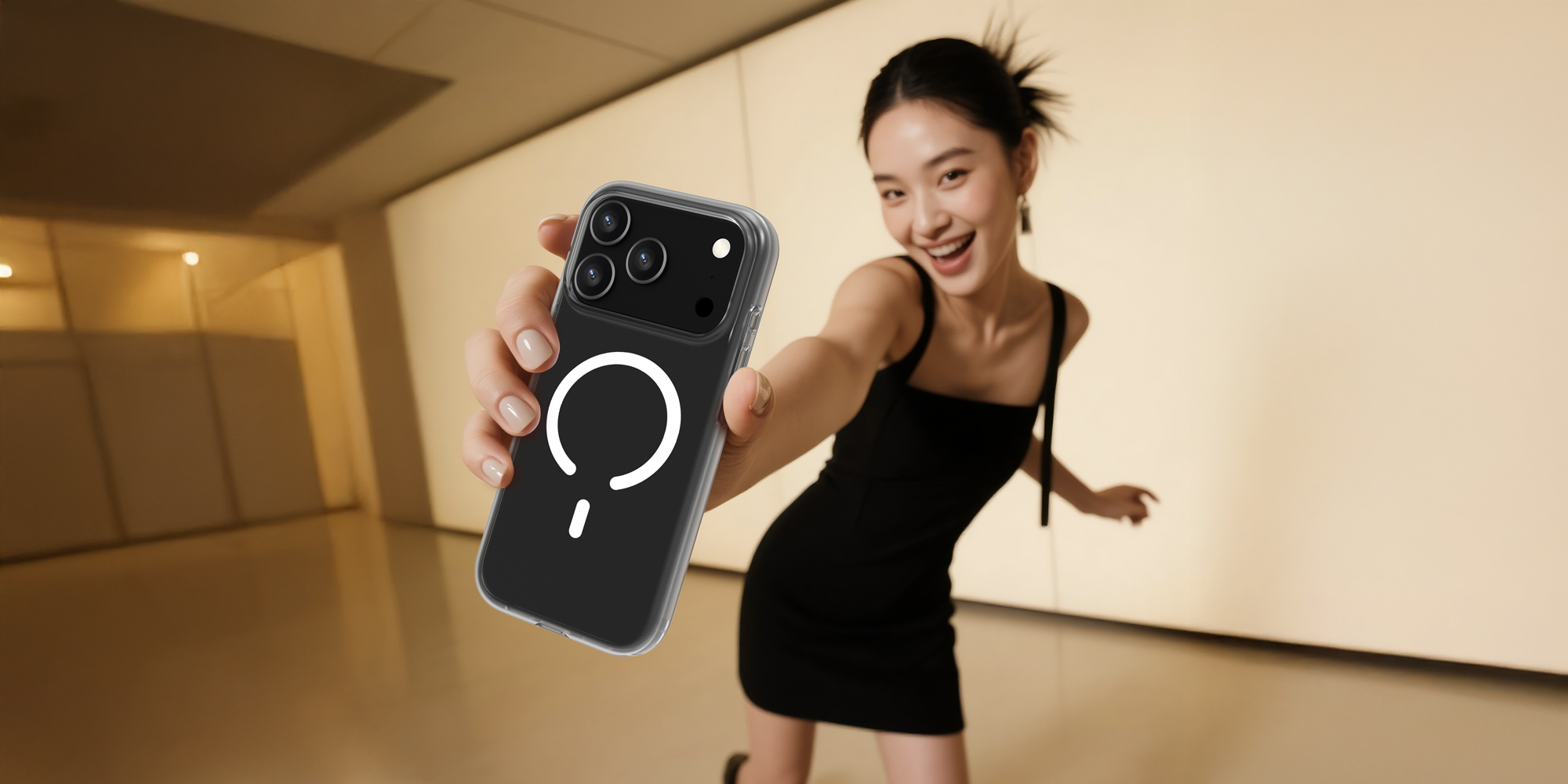 width=100% Etui Roobix Clarion MagSafe do iPhone 17 Pro - przezroczyste na smartfonie, który prezentuje kobieta