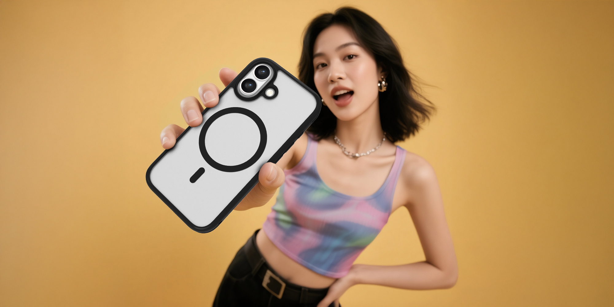 width=100% Etui Roobix Dusky MagSafe do iPhone 17 - czarne matowe założone na smartfon, który trzyma w dłoni kobieta