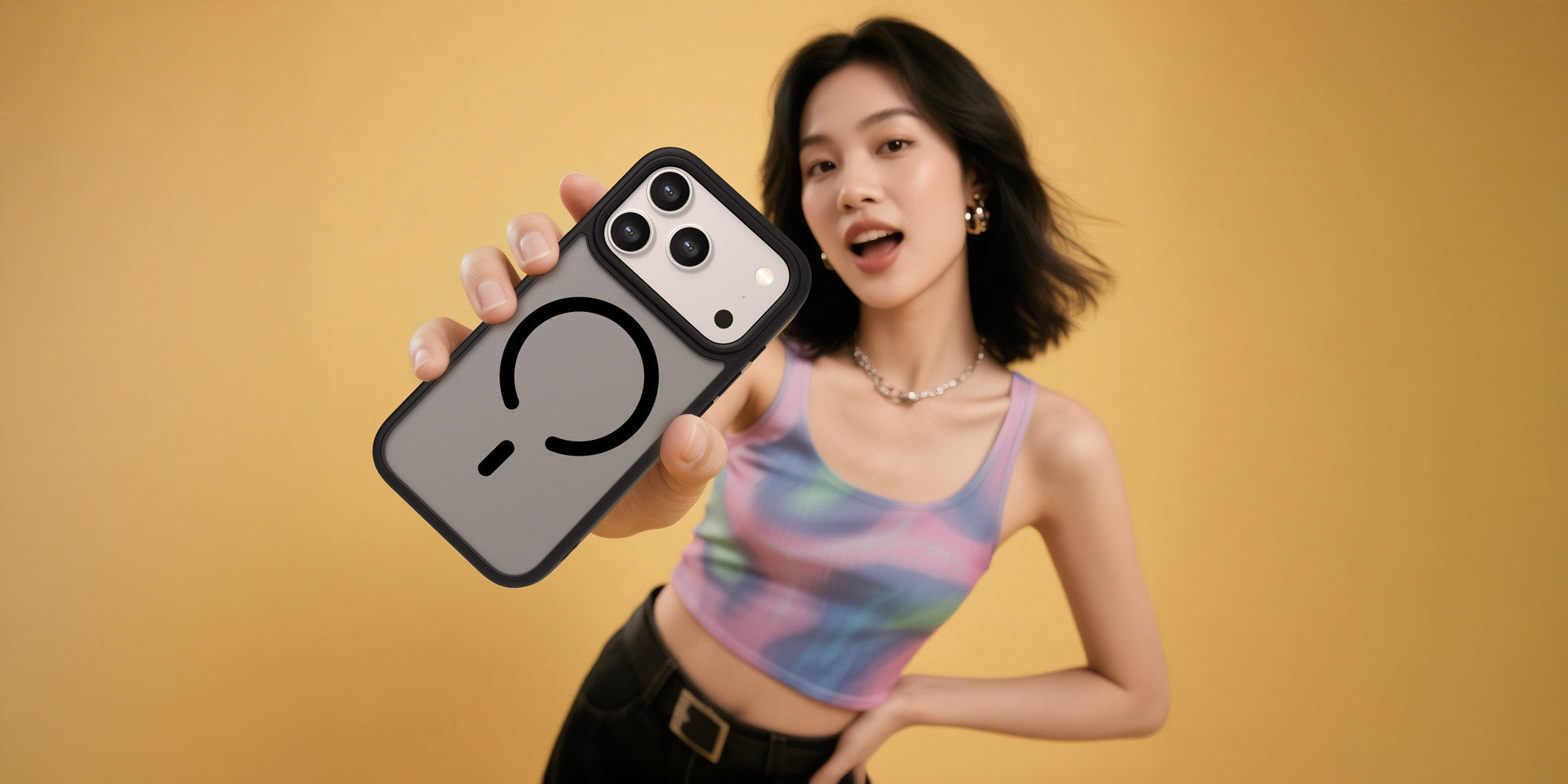 width=100% Etui Roobix Dusky MagSafe do iPhone 17 Pro - czarne matowe na smartfonie, który trzyma w wyciągniętej dłoni kobieta