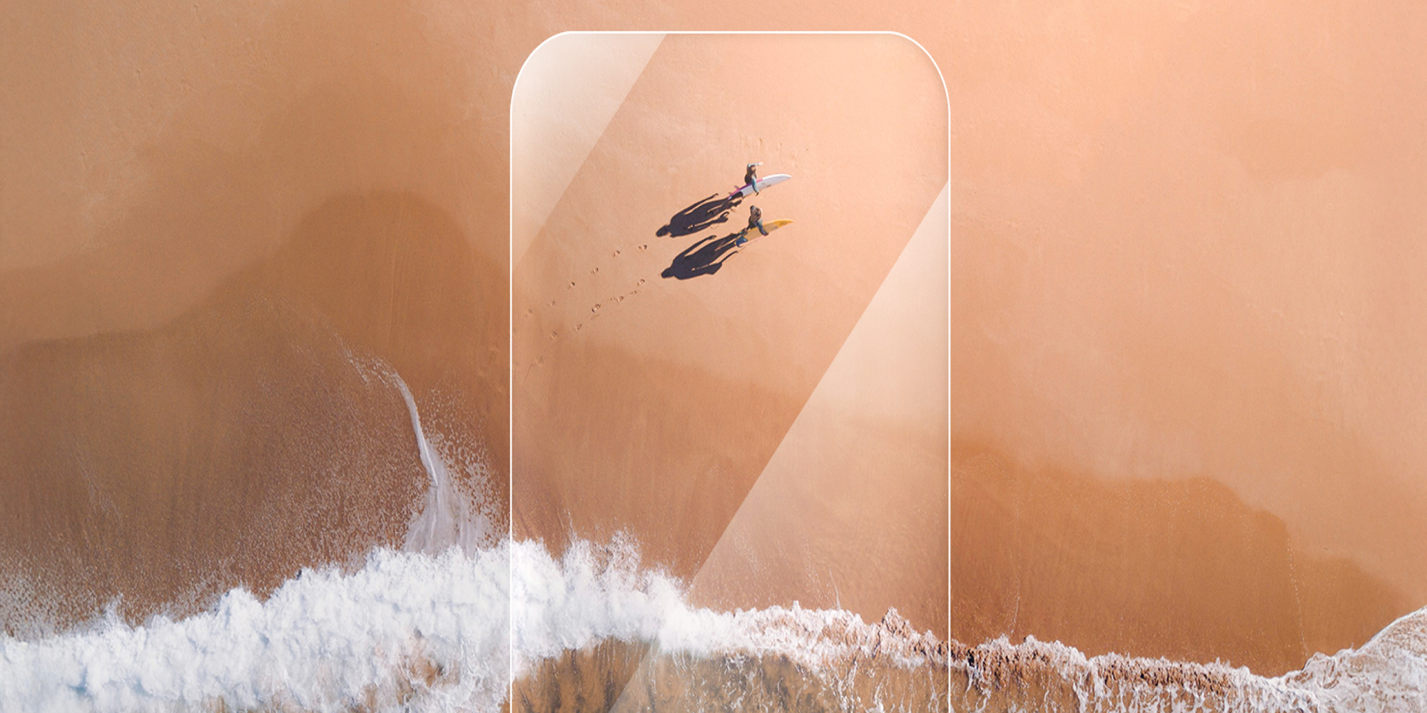 width=100% Szkło Roobix Super Clear do iPhone 17 Pro Max 2.5D 0,3mm przez które widzimy ludzi idących brzegiem morza - krystaliczna widoczność