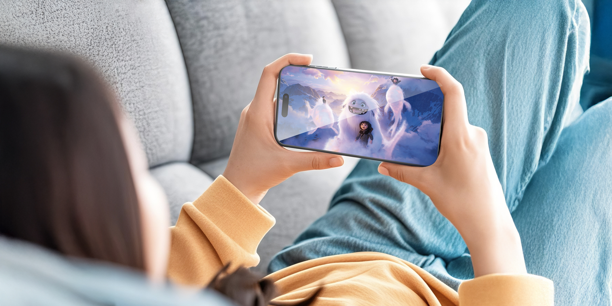 width=100% Szkło Roobix Super Clear do iPhone 17 Pro Max 2.5D 0,3mm naklejone na ekran smartfona, który ktoś trzyma i ogląda film animowany