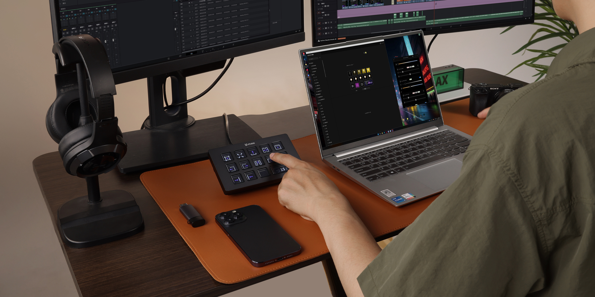 Konsola Ulanzi Stream Deck D200H ustawiona na podkładce na biurko obok laptopa i klawiatury obsługiwana palcem wskazującym