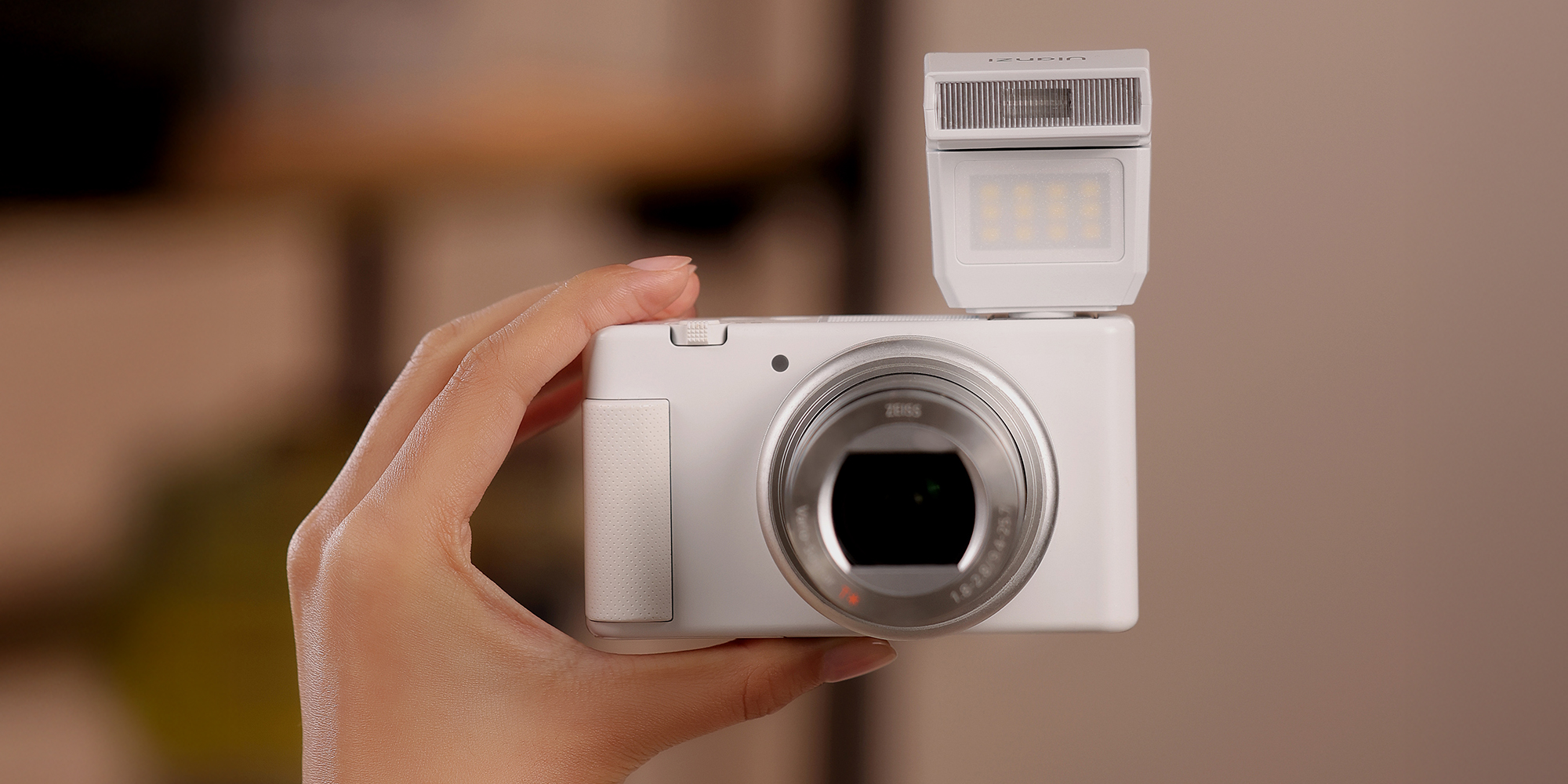 width=100% Lampa błyskowa Ulanzi SL03 - biała umieszczona na białym aparacie