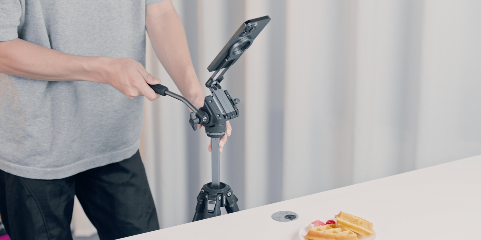 width=100% Uchwyt do smartfona Ulanzi MA38 umieszczony ze smartfonem na statywie