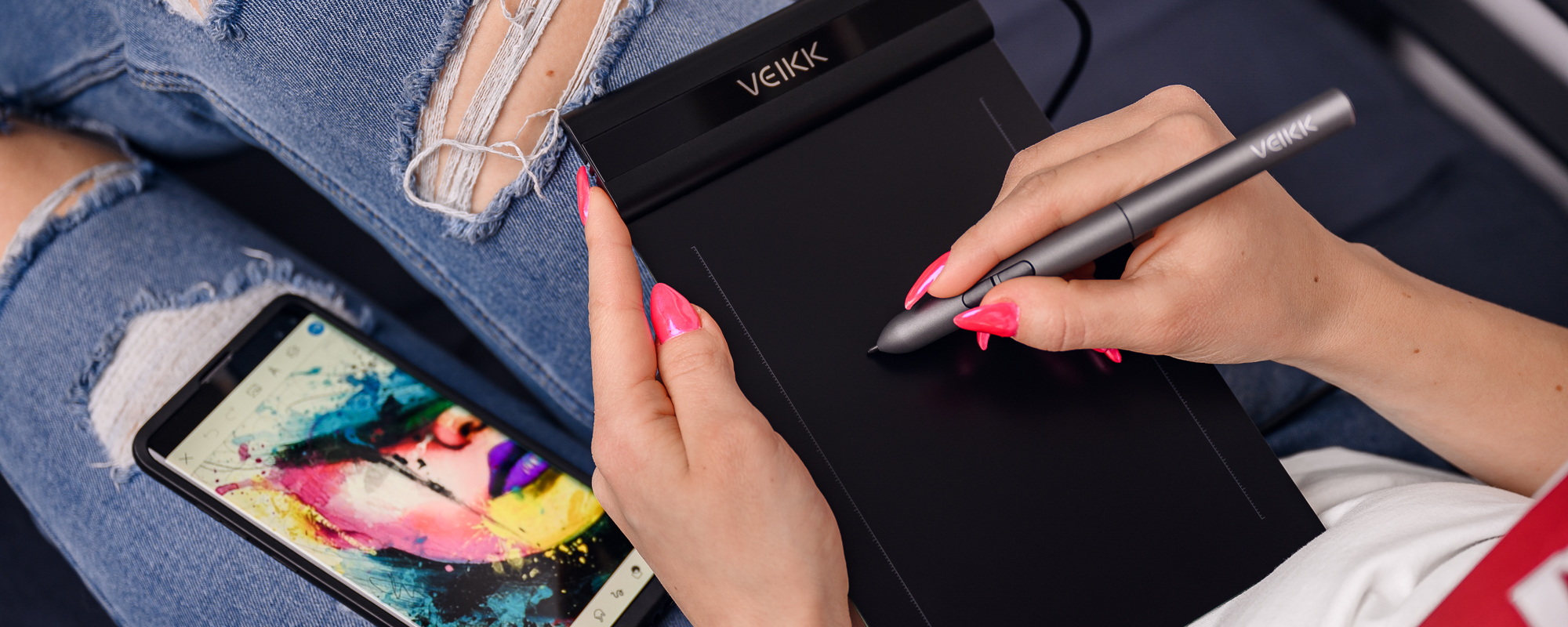 Zdjęcie - tablet Veikk S640 podłączony do smartfona, obsługiwany przez kobietę z różowymi paznokciami