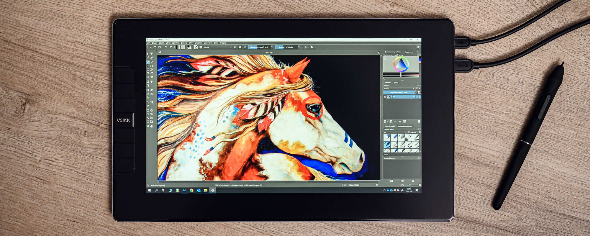 Zdjęcie - tablet graficzny z ekranem LCD leżący na podłodze z jasnych paneli