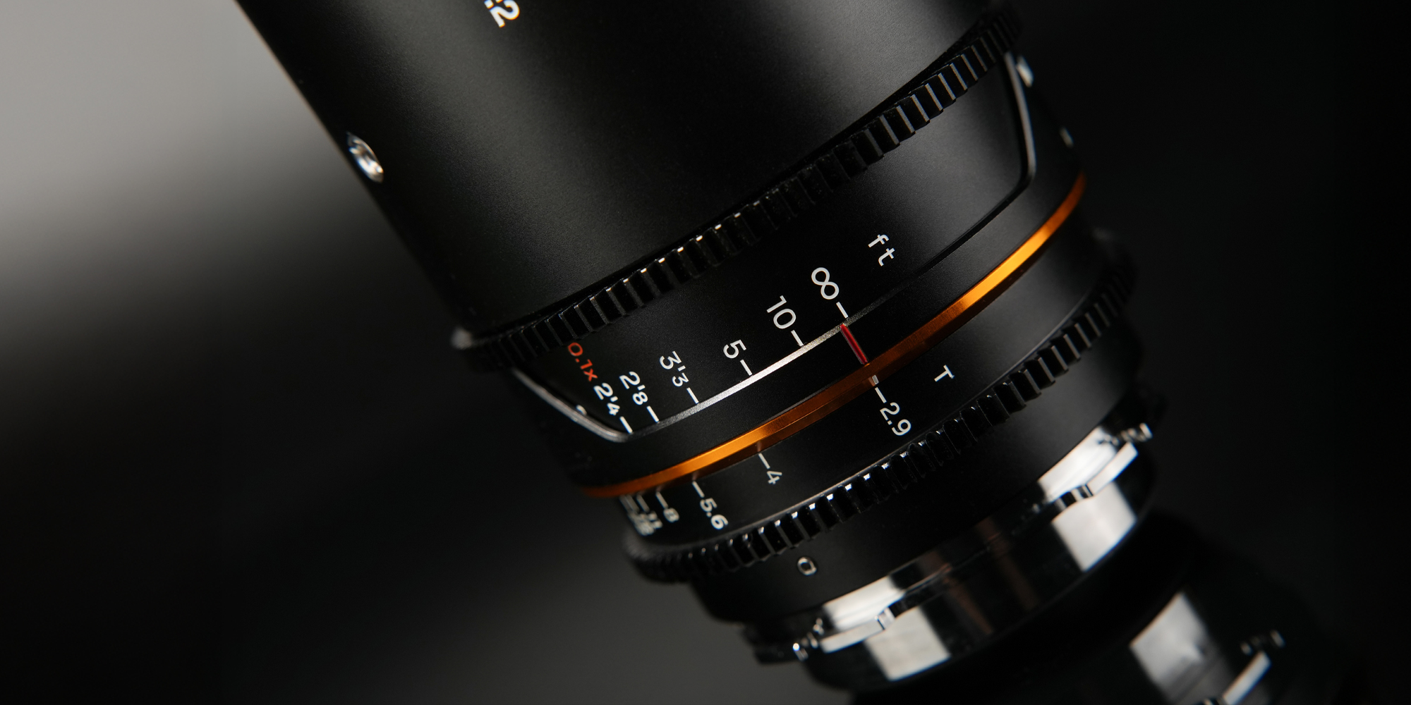 Obiektyw Laowa Nanomorph 60 mm T2,9 1,5x S35 Macro 1:2 Amber do Arri PL/Canon EF zdjęcie produktowe na czarnym tle