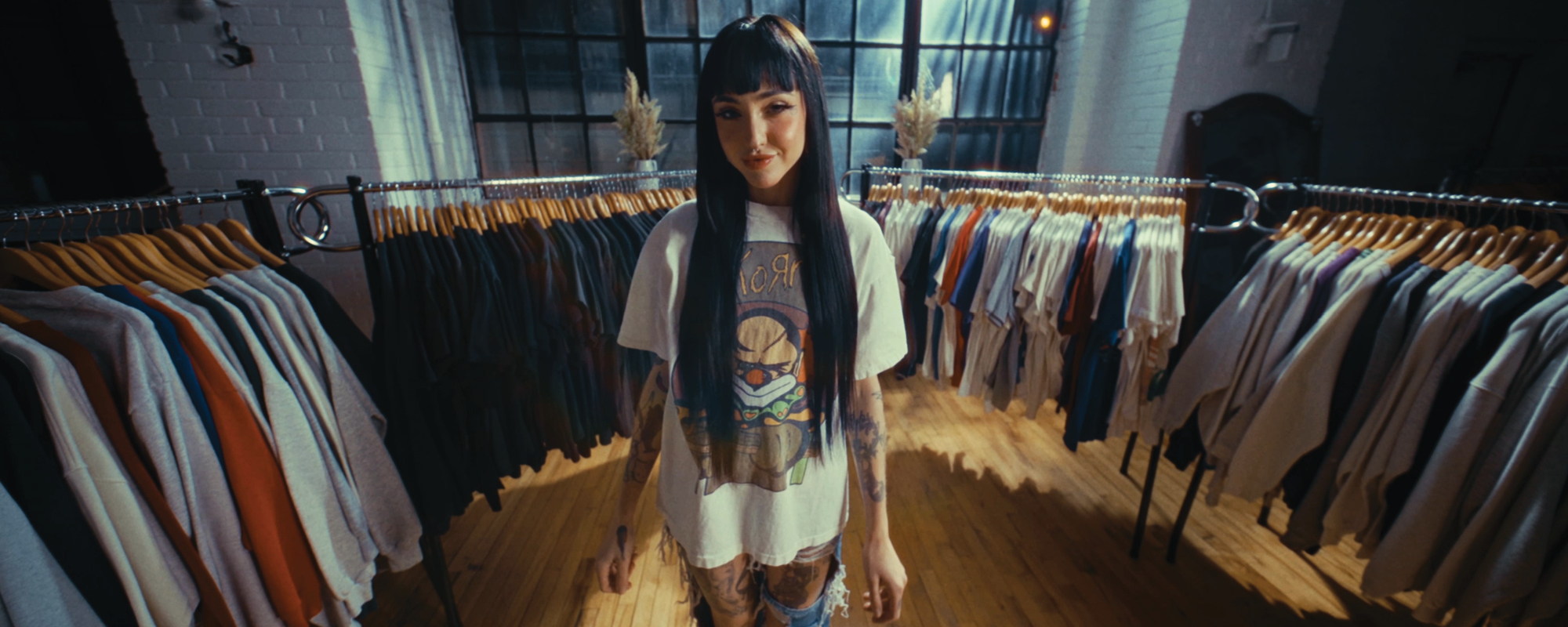 Obiektyw Laowa VV 10mm T2,9 Zero-D Cine - Arri LPL - zdjęcie przedstawiające kobietę w sklepie z ubraniami zostało wykonane właśnie tym obiektywem