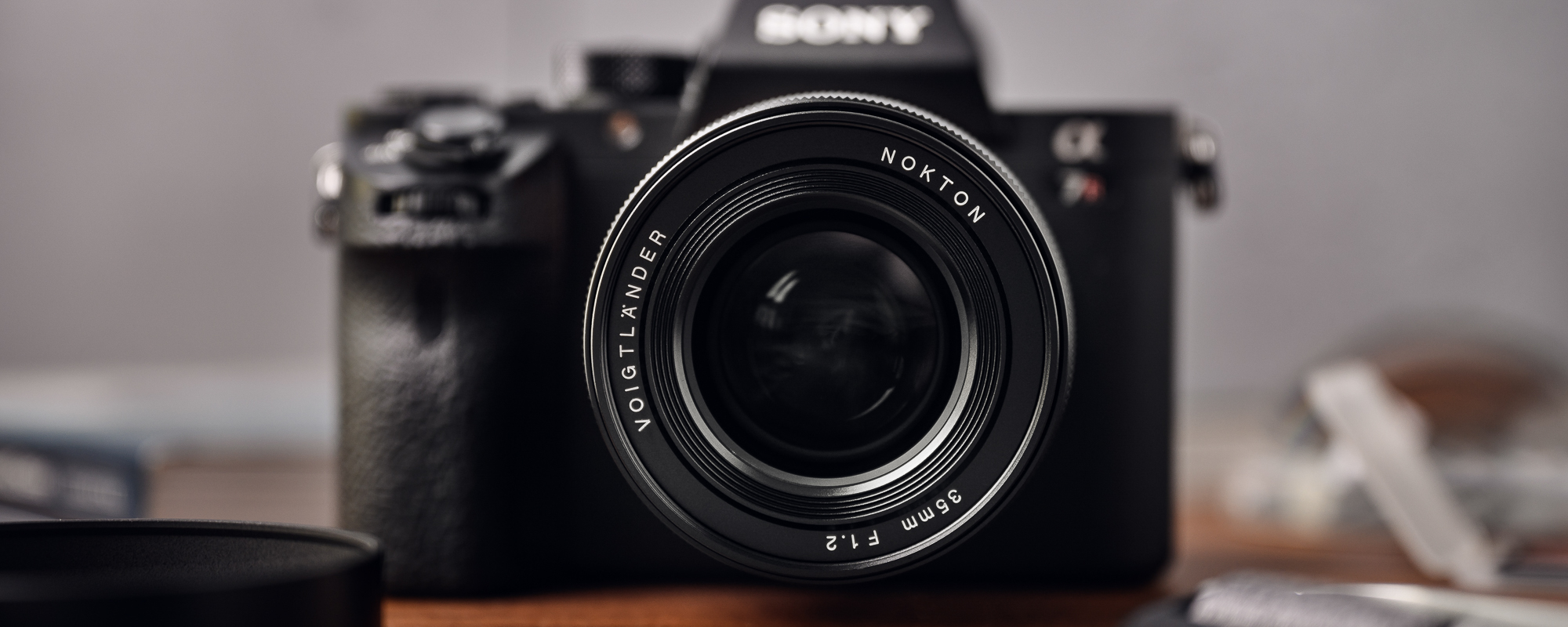 Obiektyw Voigtlander Nokton SE 35 mm f/1,2 do Sony E widok na przednią soczewkę